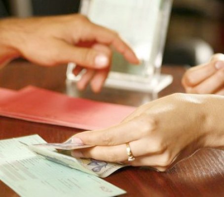 BCR îţi ia 8 lei dacă plăteşti factura la ghişeu